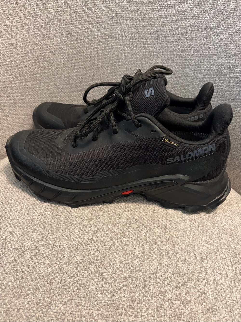 SALOMON- size 9 men’s Alphacross 5 GORE-TEX Trail Running Shoes in the all-black